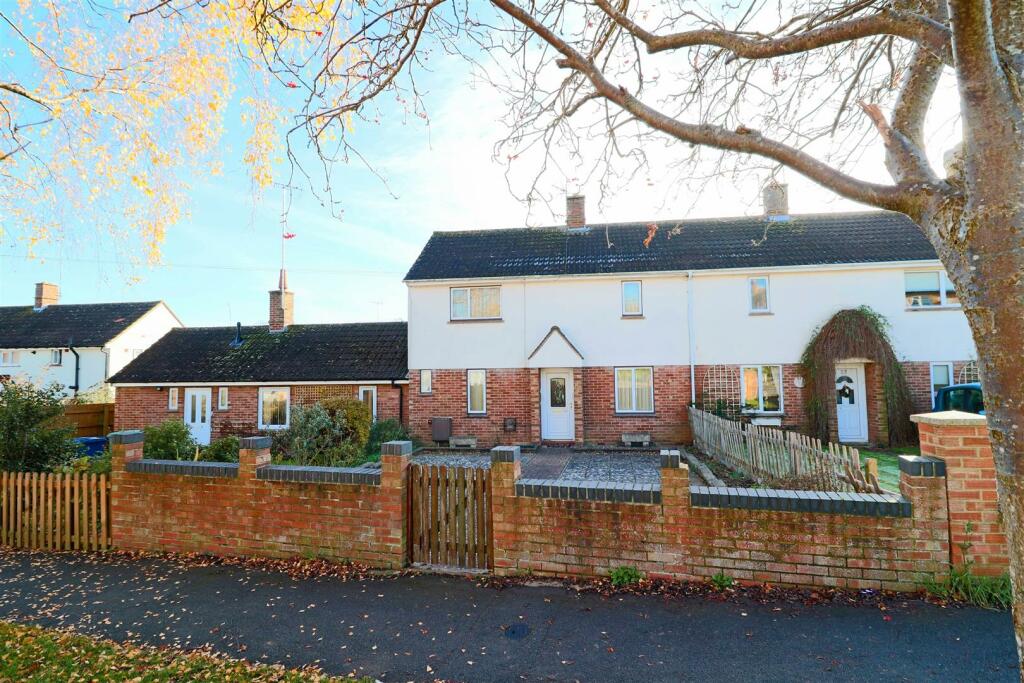 2 bedroom terraced house for sale in Binyon Road, GL54