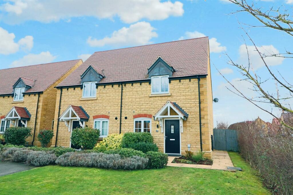 3 bedroom semidetached house for sale in Willow Bank Road, Alderton