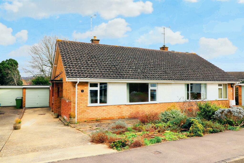 1 bedroom semidetached bungalow for sale in Crispin Close,