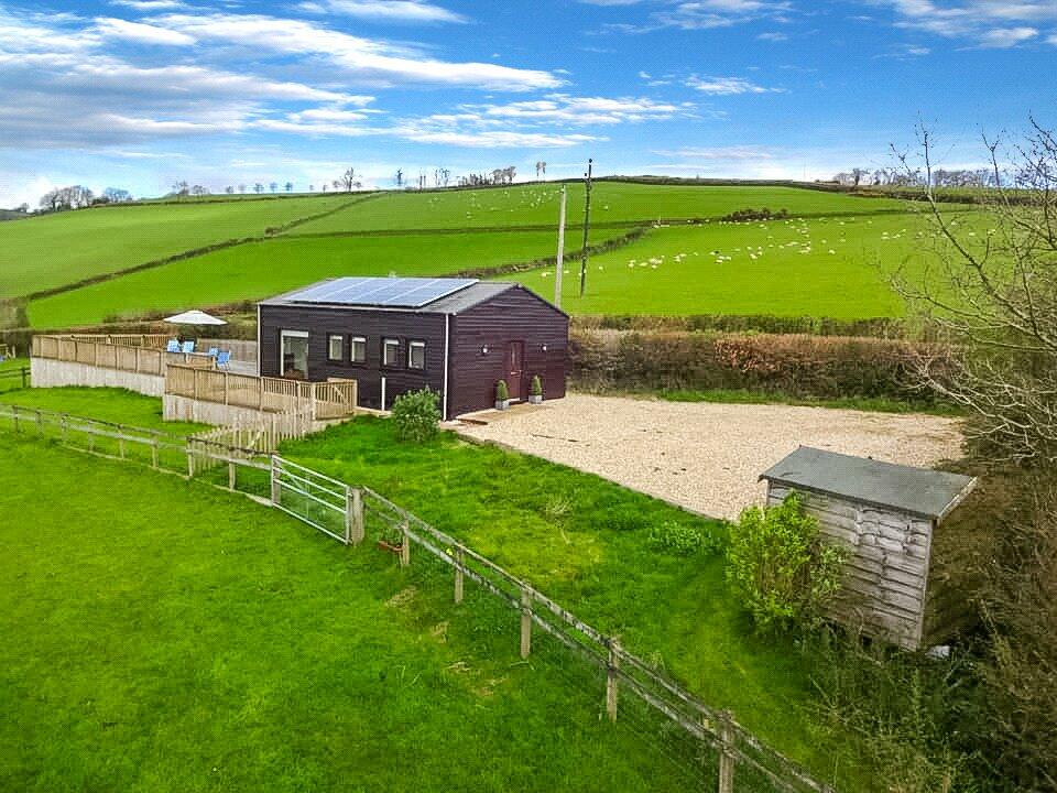 2 bedroom bungalow for sale in Shillingford, Tiverton, Devon, EX16
