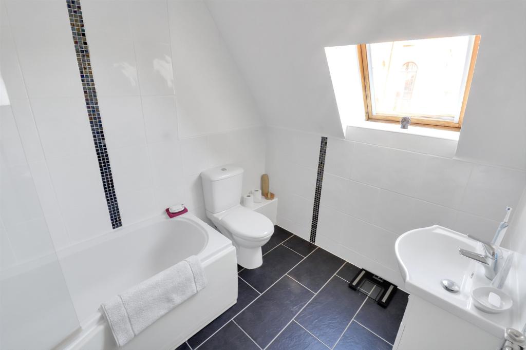 3 bedroom semidetached house for sale in Hauling Way,