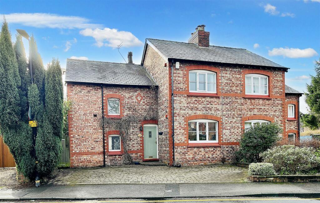 3 bedroom semidetached house for sale in Moss Lane, Timperley