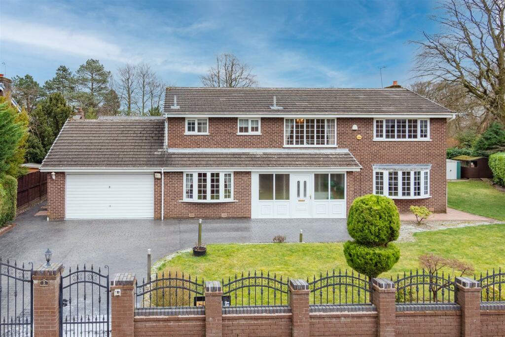 4 bedroom detached house for sale in Normanby Chase, Altrincham, WA14