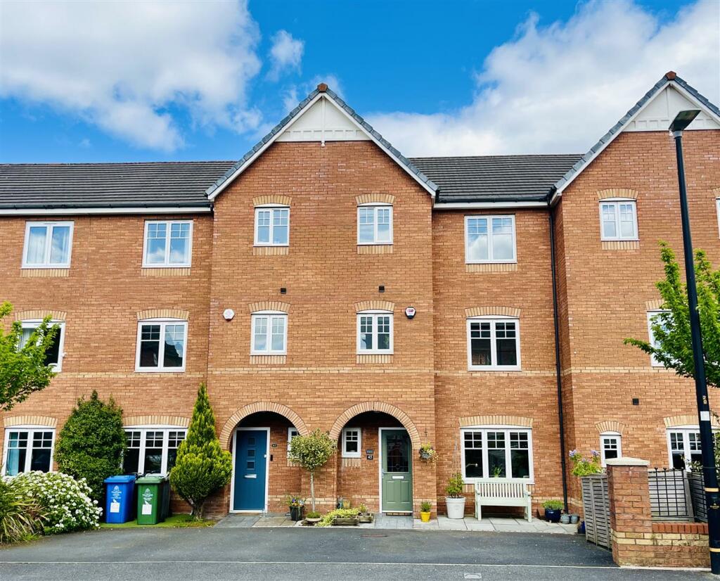 4 bedroom town house for sale in Welman Way, Altrincham, WA15