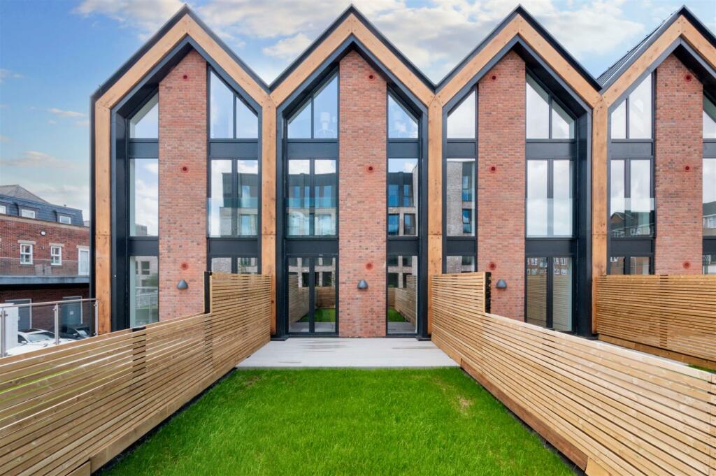 3 bedroom town house for sale in The Downs, Altrincham, WA14