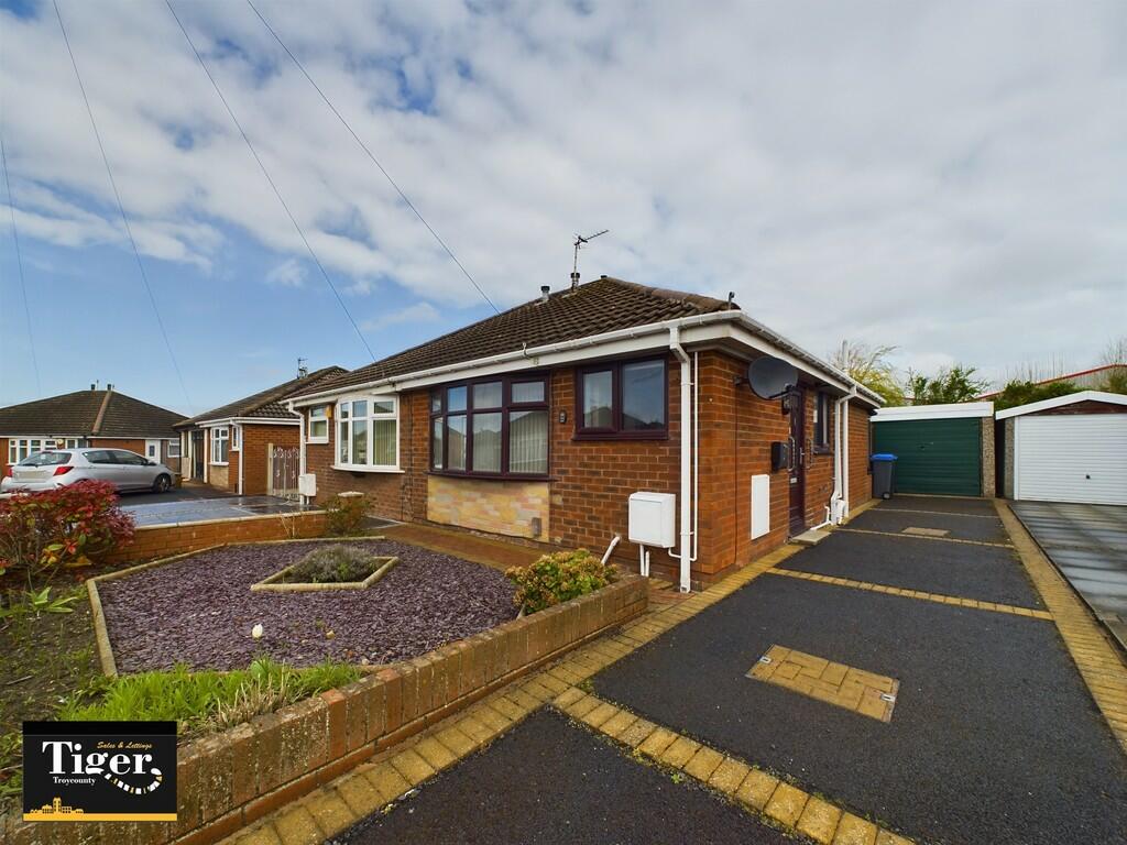 2 bedroom semidetached bungalow for sale in Halton Gardens, Blackpool, FY4