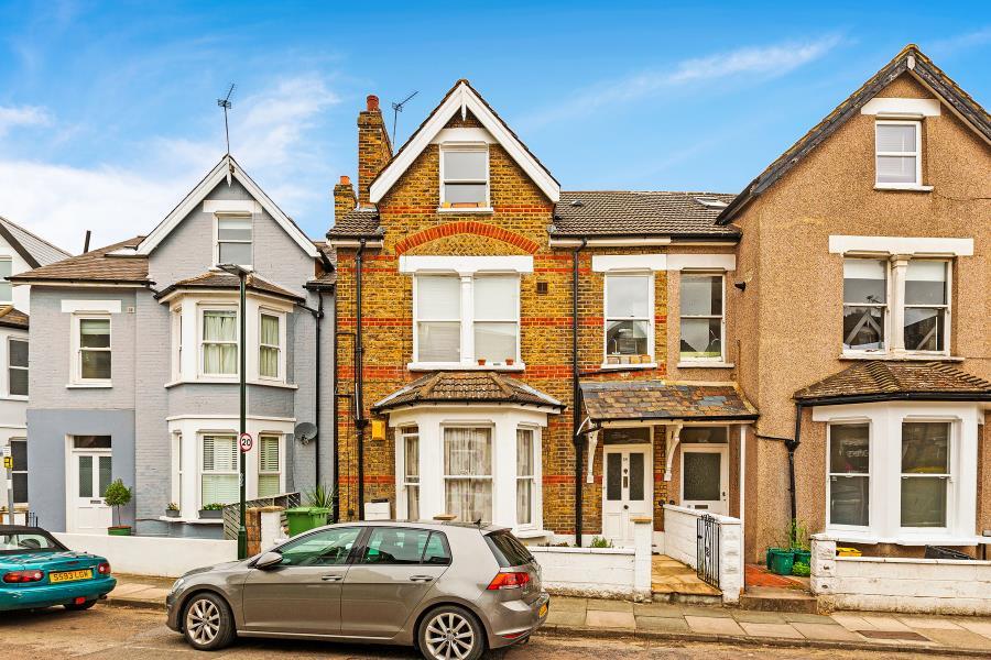1 bedroom flat for rent in Larkfield Road, TW9