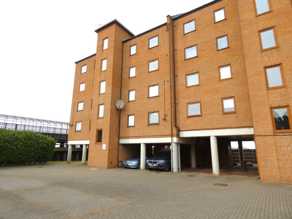 2 bedroom flat for rent in Russell Quay, Gravesend, DA11