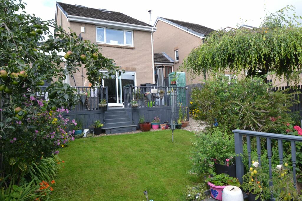 4 bedroom detached house for sale in Evesham Grove, Idle,, BD10