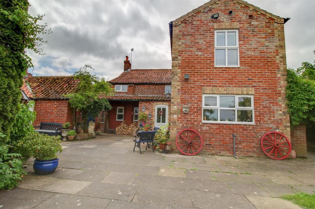 4 bedroom detached house for sale in Hogsthorpe Road, Mumby, LN13