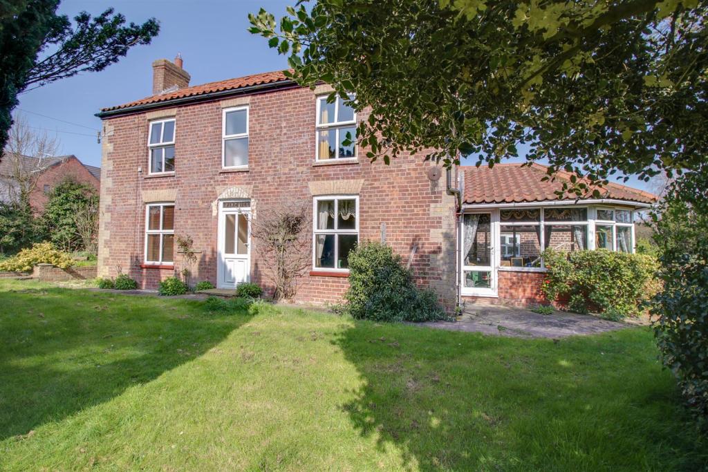 4 bedroom detached house for sale in Hogsthorpe Road, Mumby, LN13