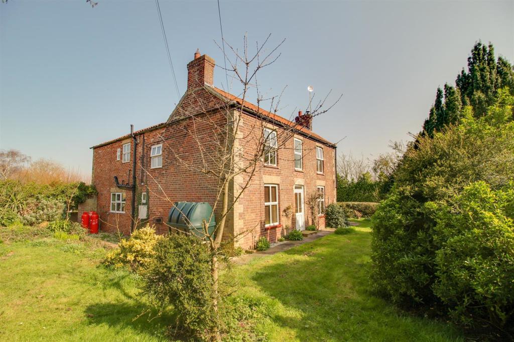 4 bedroom detached house for sale in Hogsthorpe Road, Mumby, LN13