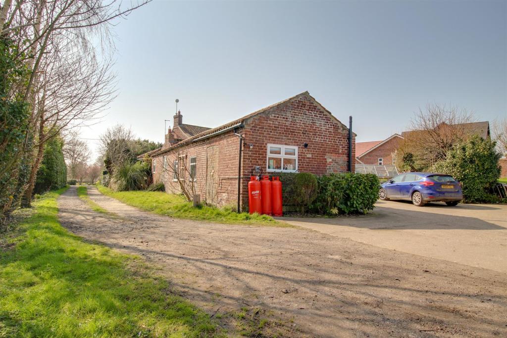 4 bedroom detached house for sale in Hogsthorpe Road, Mumby, LN13