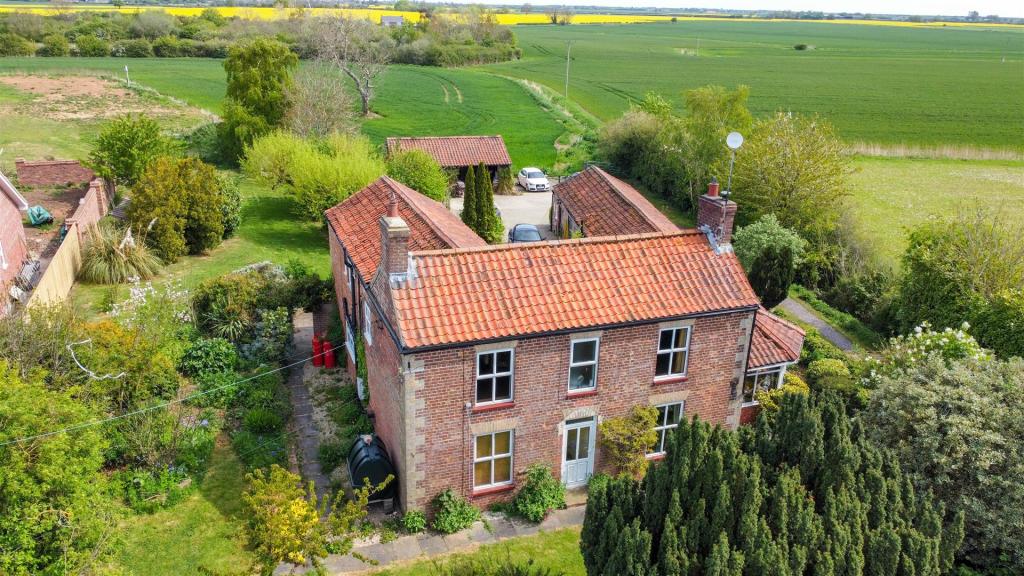 4 bedroom detached house for sale in Hogsthorpe Road, Mumby, LN13