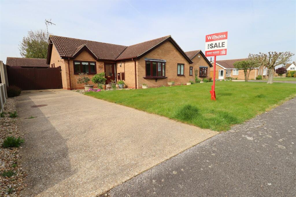 3 bedroom detached bungalow for sale in The Copse, Sandilands
