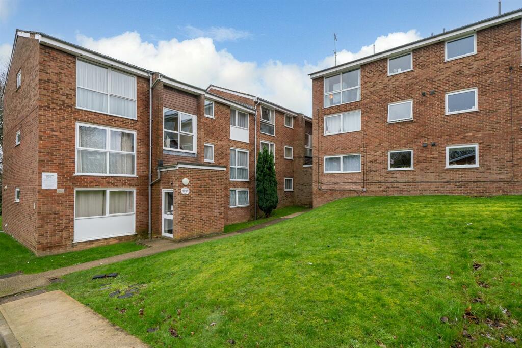 2 bedroom flat for sale in Elstree Rd, Woodhall Farm, Hemel Hempstead, HP2