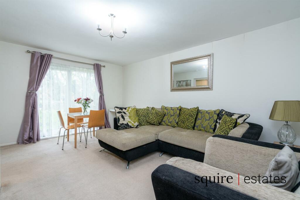 2 bedroom flat for sale in Cuffley Court, Hemel Hempstead, HP2
