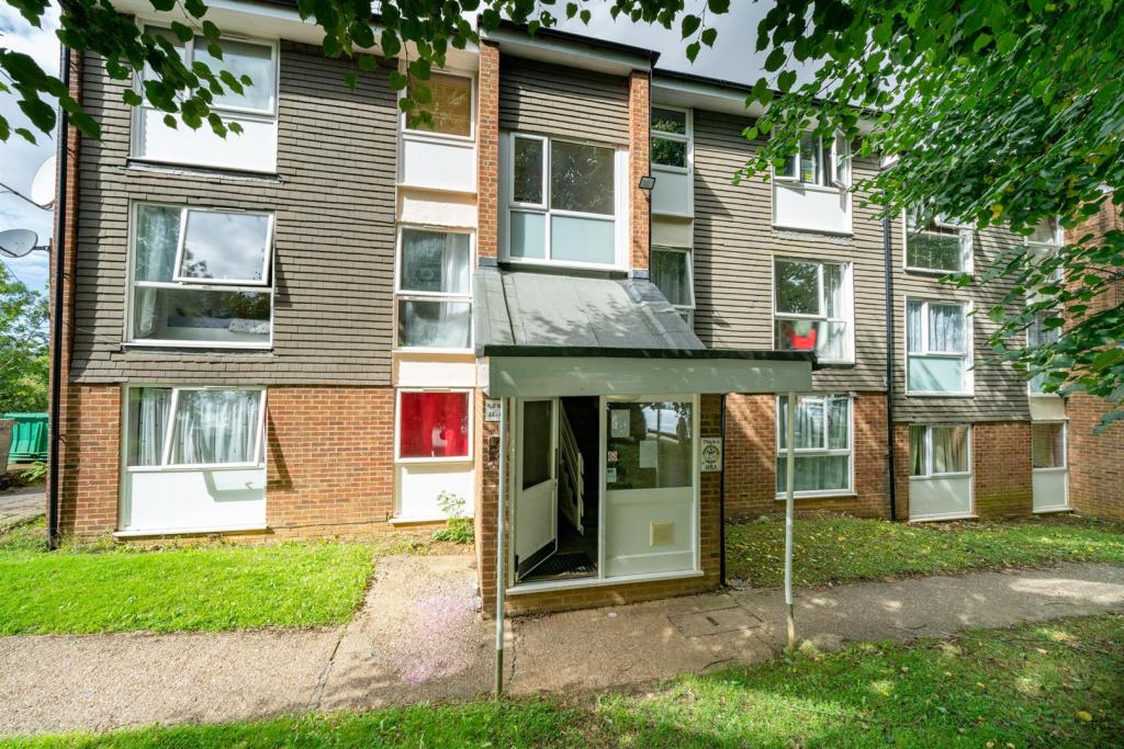 2 bedroom apartment for sale in Cuffley Court, Hemel Hempstead, HP2