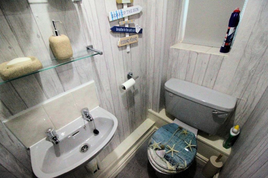 3 bedroom semidetached house for sale in 42 Oakwood Close, Blackpool, FY4