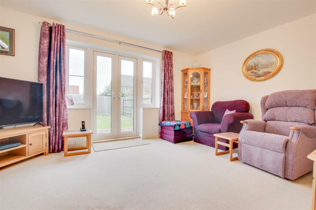3 bedroom end of terrace house for sale in Aldermere Avenue, Cheshunt, EN8
