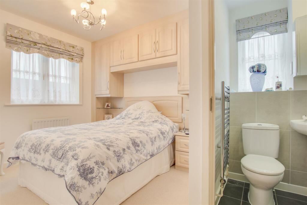 3 bedroom end of terrace house for sale in Aldermere Avenue, Cheshunt