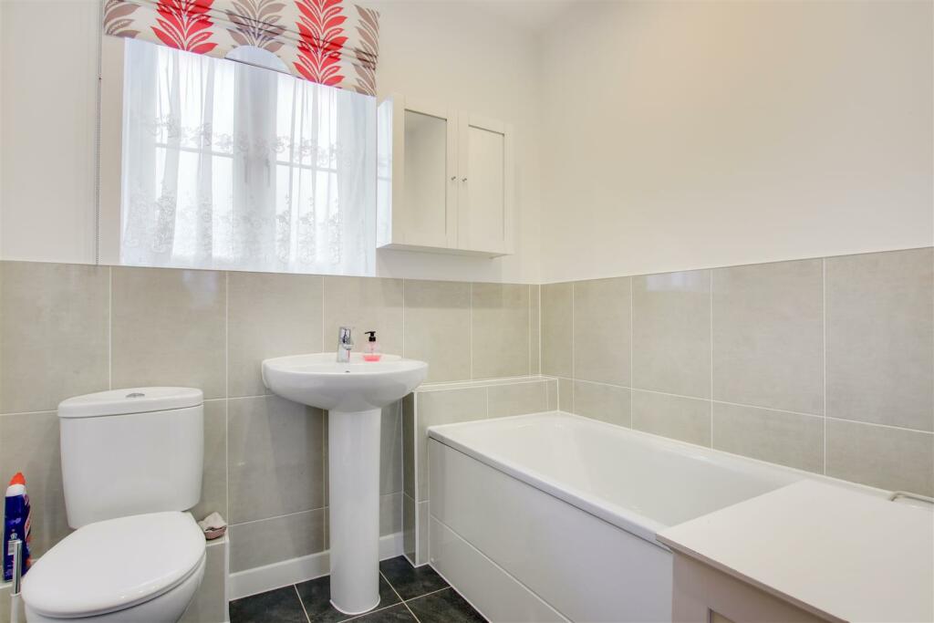 3 bedroom end of terrace house for sale in Aldermere Avenue, Cheshunt