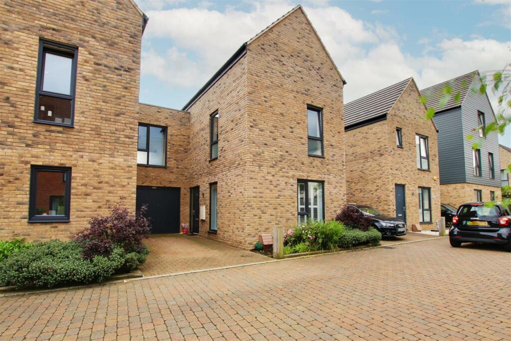 4 bedroom semidetached house for sale in Markwick Avenue, Cheshunt, EN8