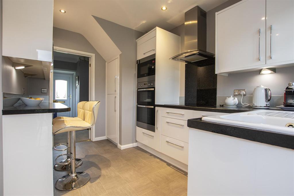 3 bedroom semidetached house for sale in Roundmoor Drive, Cheshunt, EN8