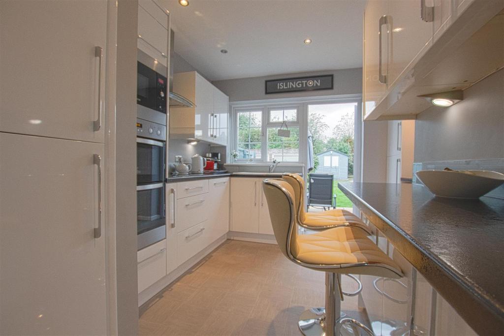 3 bedroom semidetached house for sale in Roundmoor Drive, Cheshunt, EN8