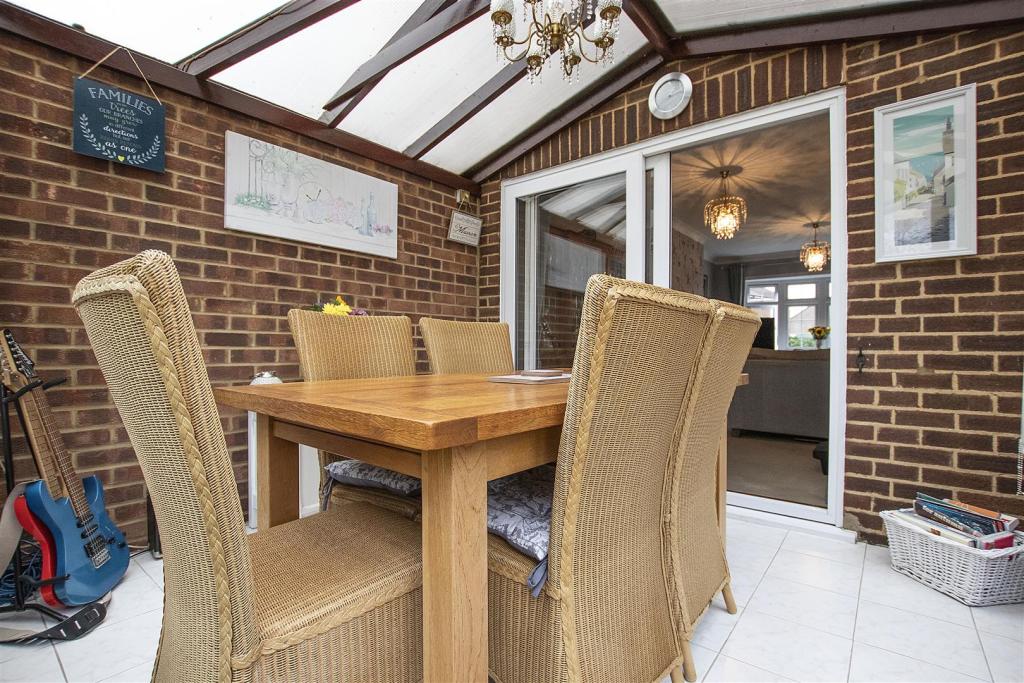 3 bedroom semidetached house for sale in Roundmoor Drive, Cheshunt, EN8