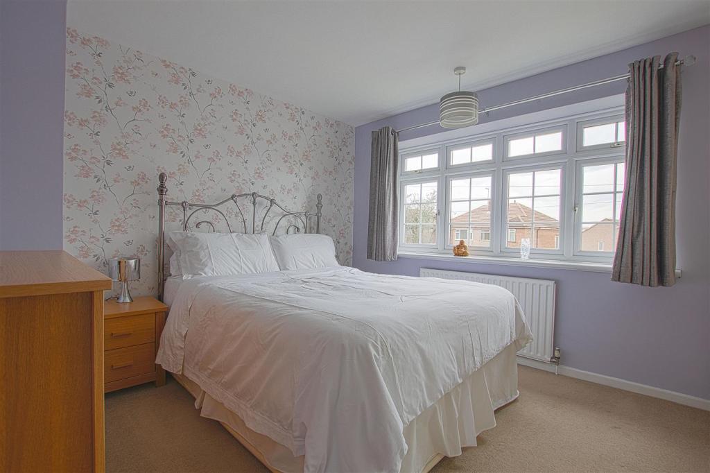 3 bedroom semidetached house for sale in Roundmoor Drive, Cheshunt, EN8