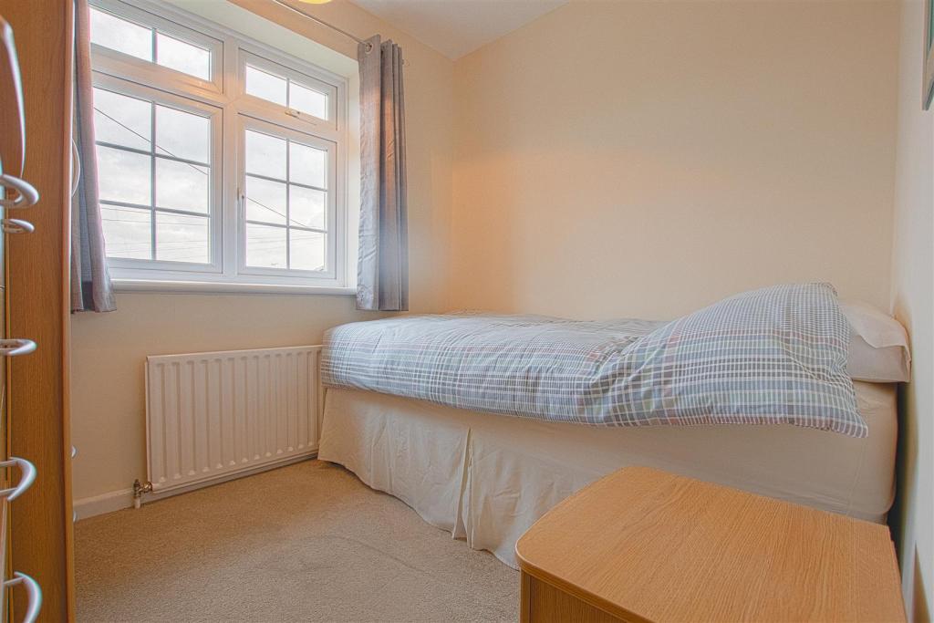 3 bedroom semidetached house for sale in Roundmoor Drive, Cheshunt, EN8