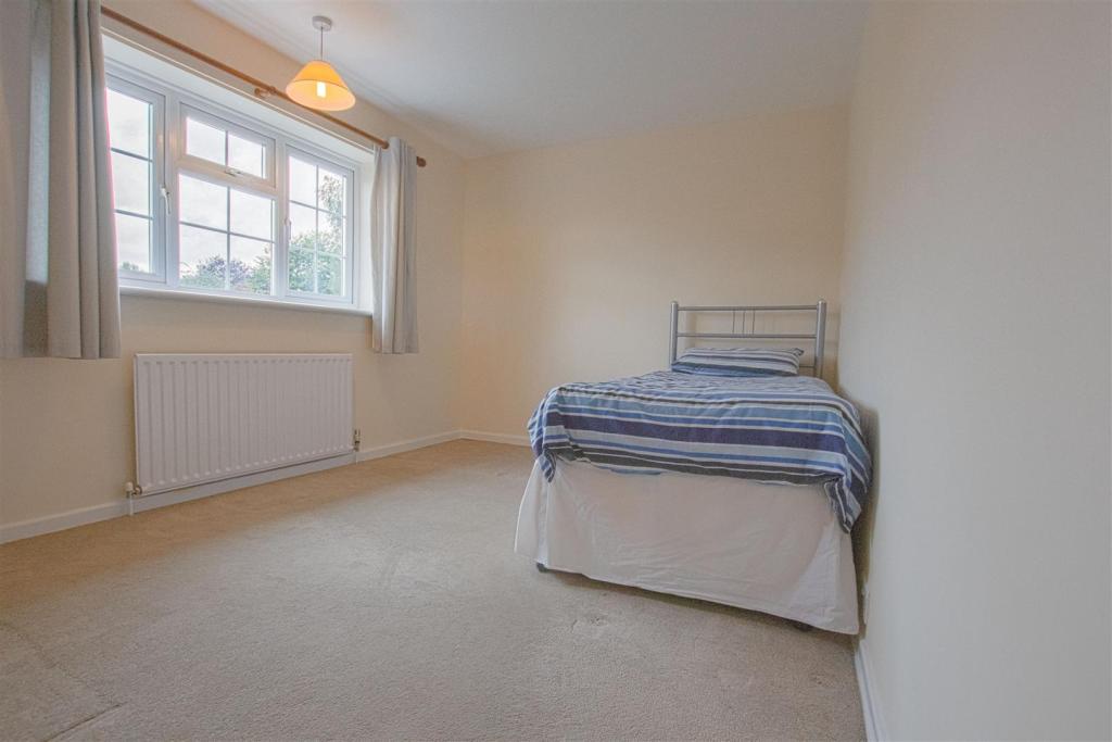 3 bedroom semidetached house for sale in Roundmoor Drive, Cheshunt, EN8