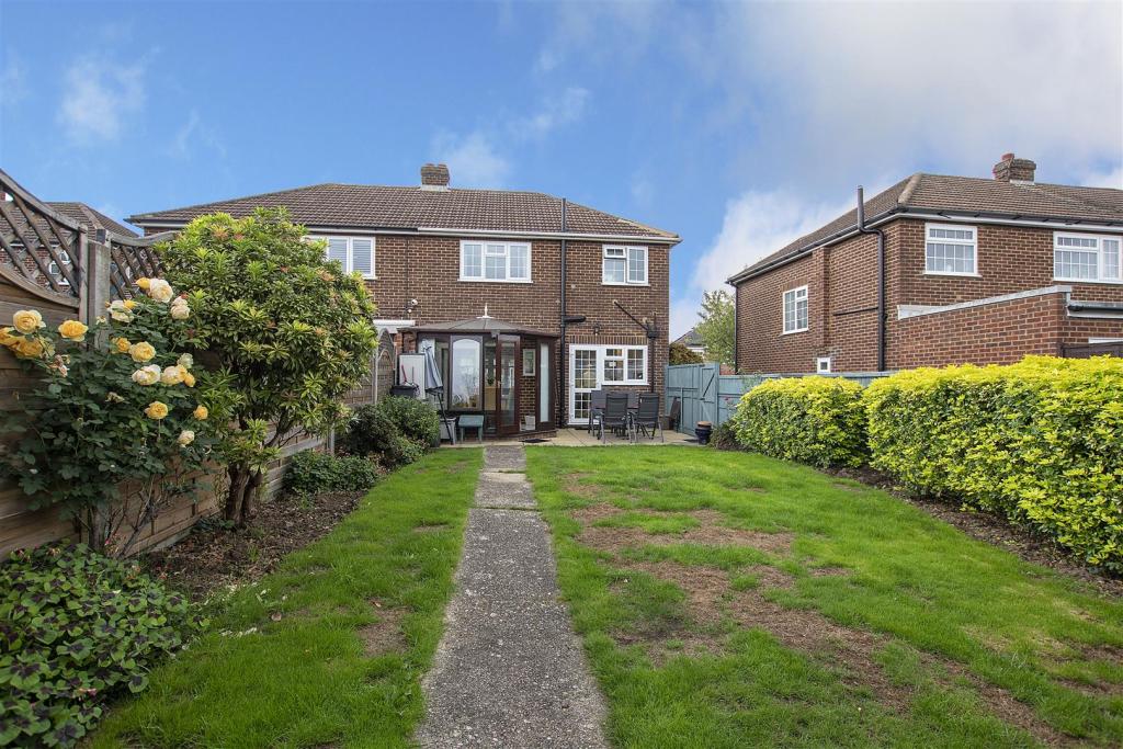 3 bedroom semidetached house for sale in Roundmoor Drive, Cheshunt, EN8