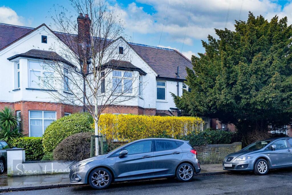 3 bedroom duplex for sale in Athenaeum Road, Whetstone, London, N20