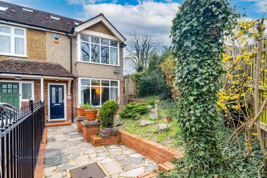 3 bedroom end of terrace house for sale in York Road, New EN5