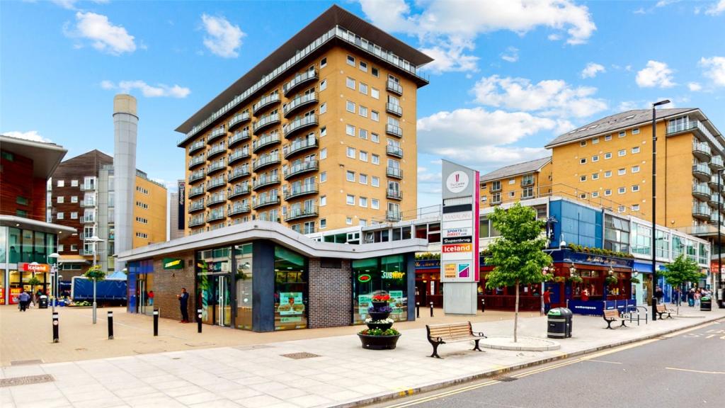 2 bedroom flat for sale in Hamlyn House, Feltham, TW13