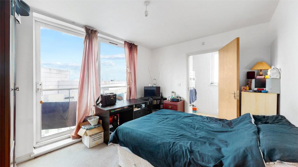 2 bedroom flat for sale in Hamlyn House, Feltham, TW13