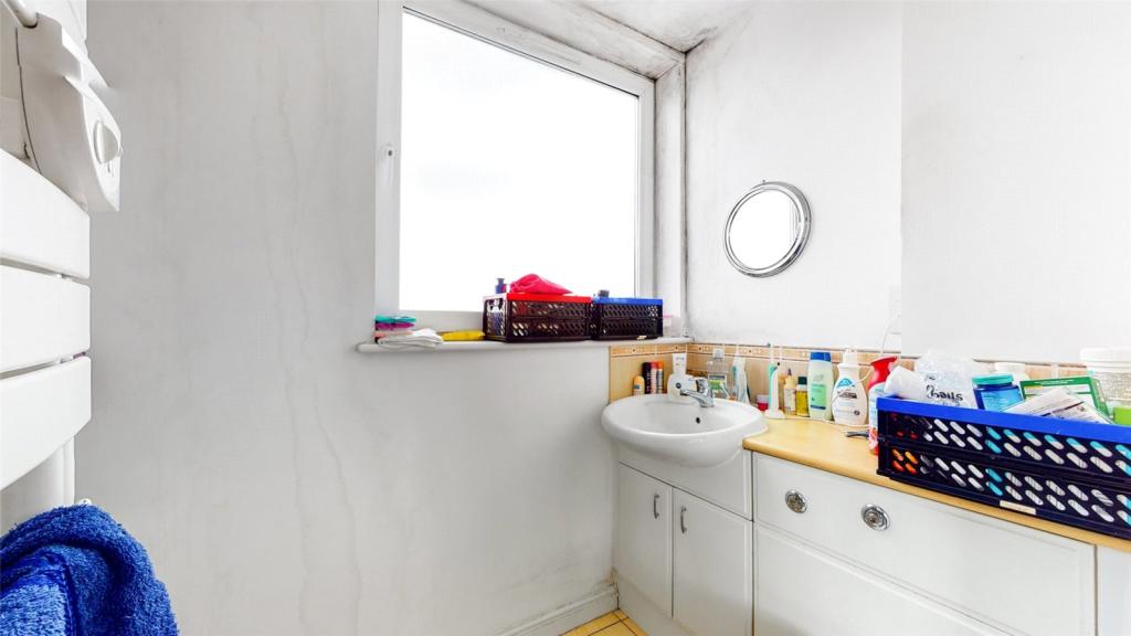 2 bedroom flat for sale in Hamlyn House, Feltham, TW13