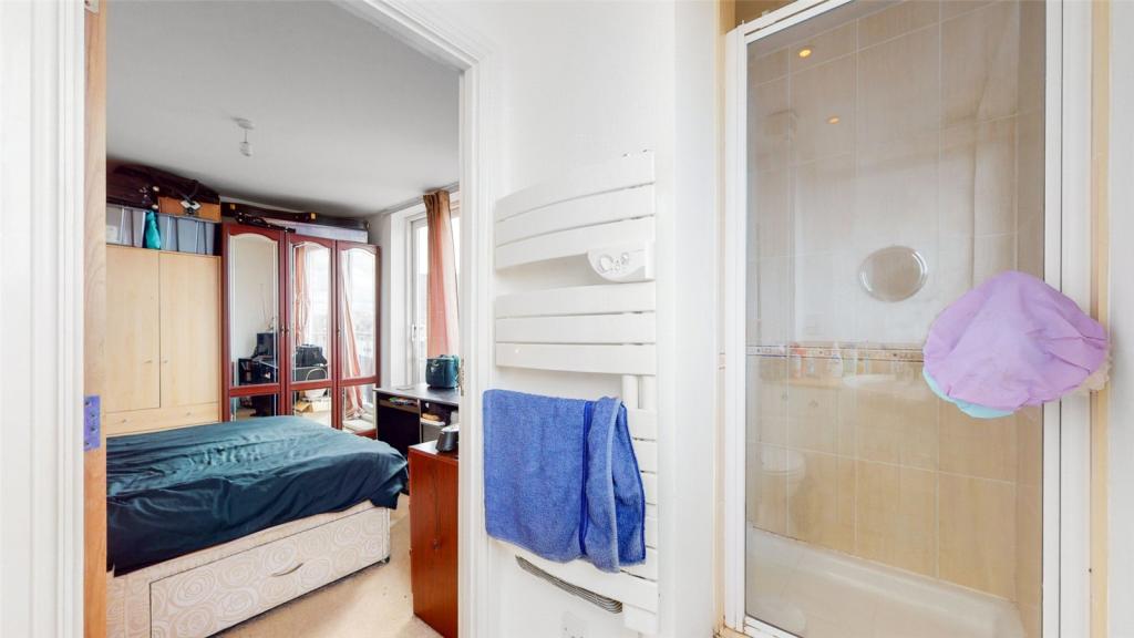 2 bedroom flat for sale in Hamlyn House, Feltham, TW13