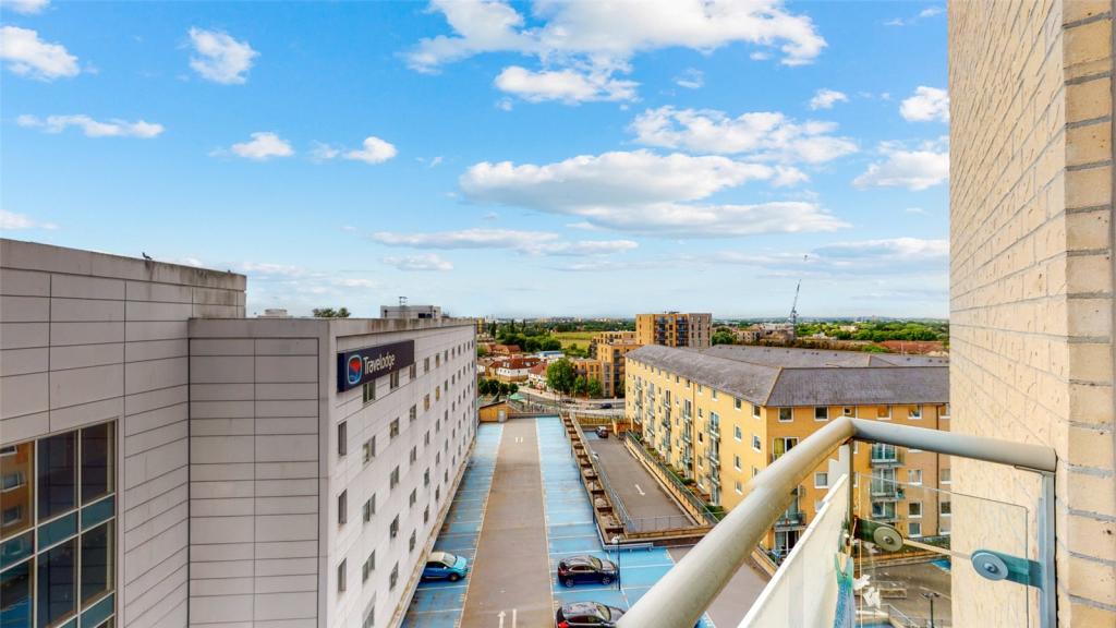 2 bedroom flat for sale in Hamlyn House, Feltham, TW13
