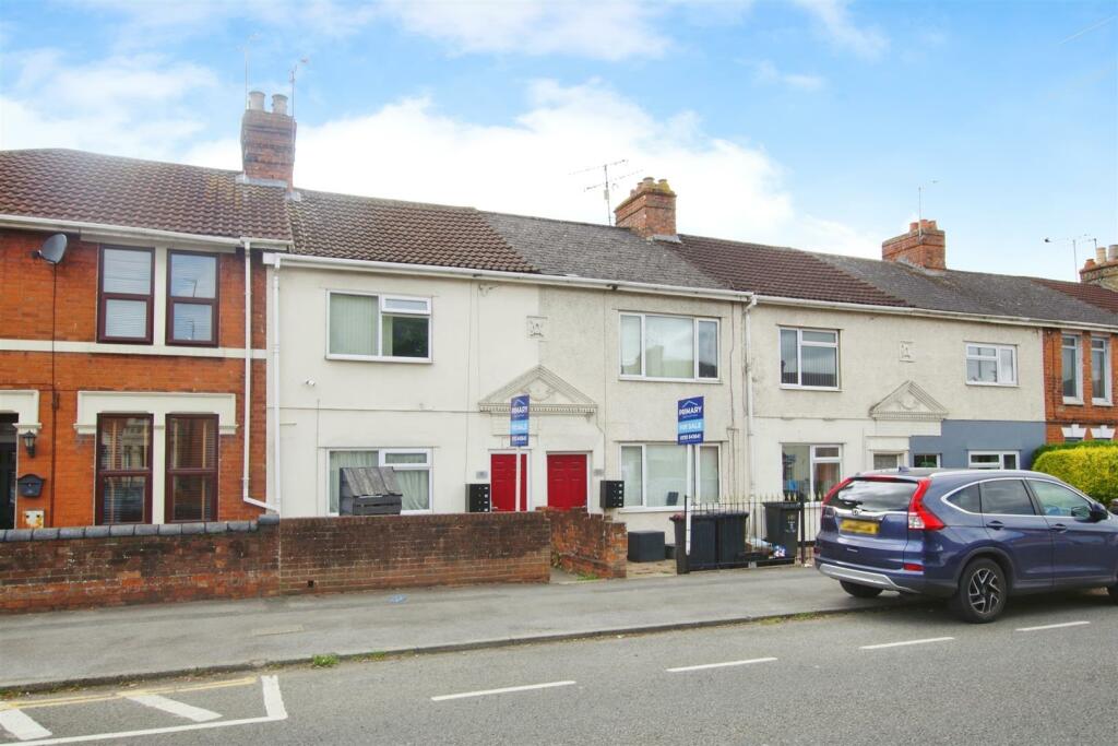 4 bedroom terraced house for sale in Cheney Manor Road, Rodbourne