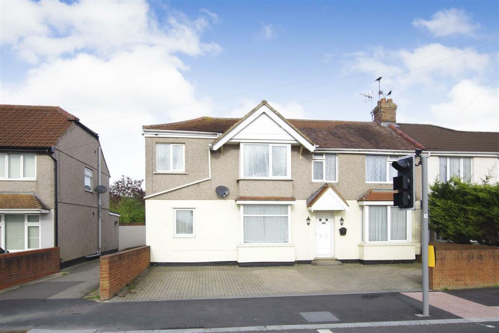 4 bedroom semi-detached house for sale in Oxford Road, Stratton, Swindon, SN3