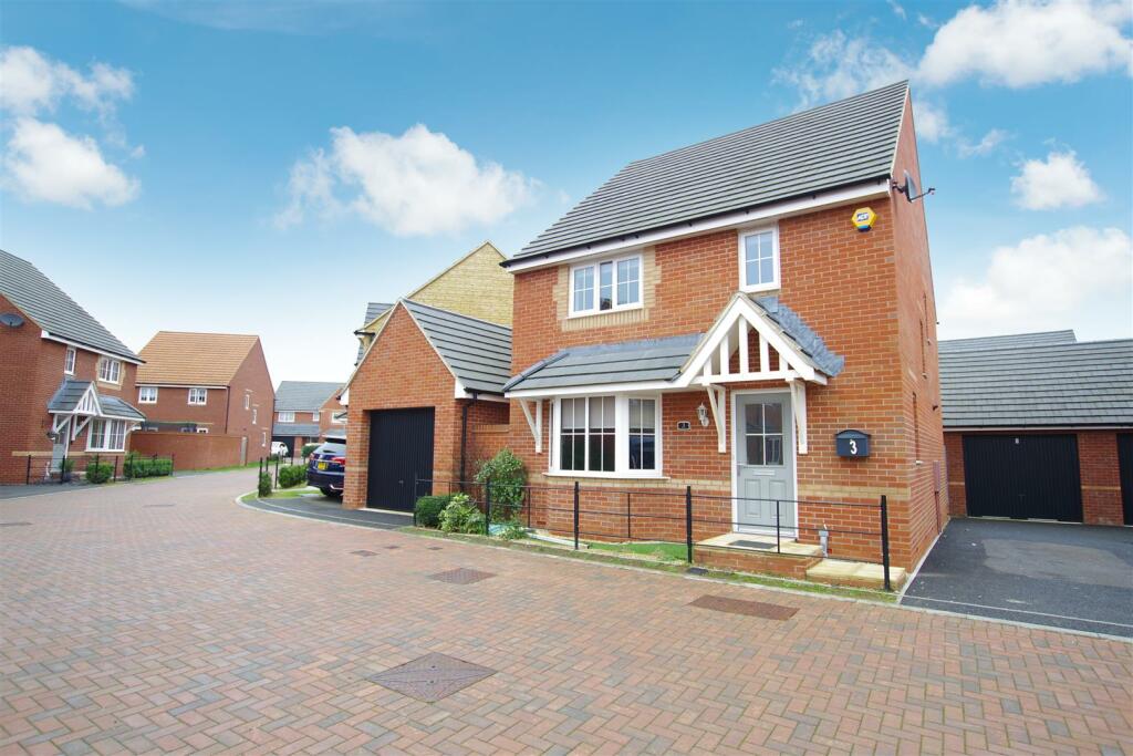 4 bedroom detached house for sale in The Arc, St Andrews Ridge, Swindon, SN25
