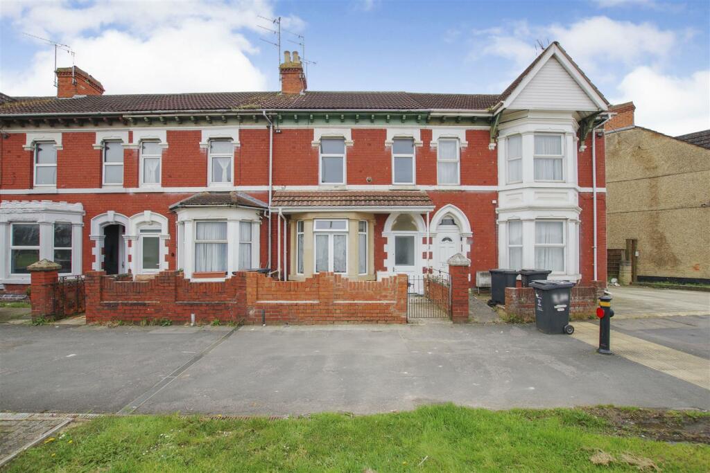 3 bedroom terraced house for sale in County Road, Town Centre, Swindon, SN1