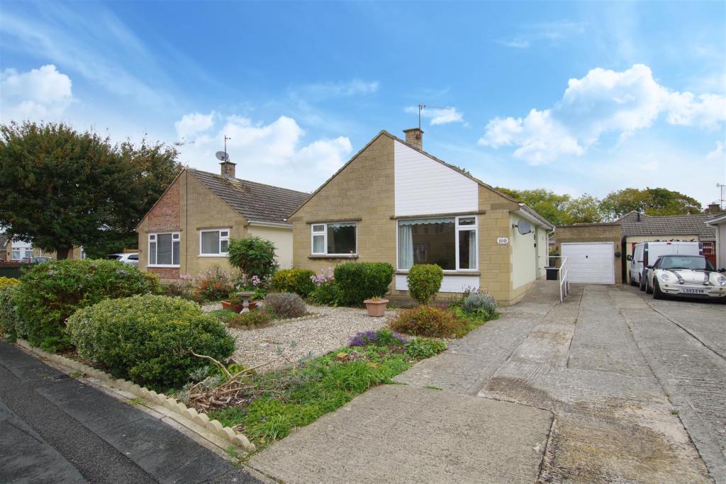 2 bedroom detached bungalow for sale in Severn Avenue, Greenmeadow