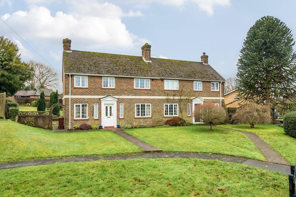 3 bedroom semidetached house for sale in Taylors Rise, Midhurst, GU29