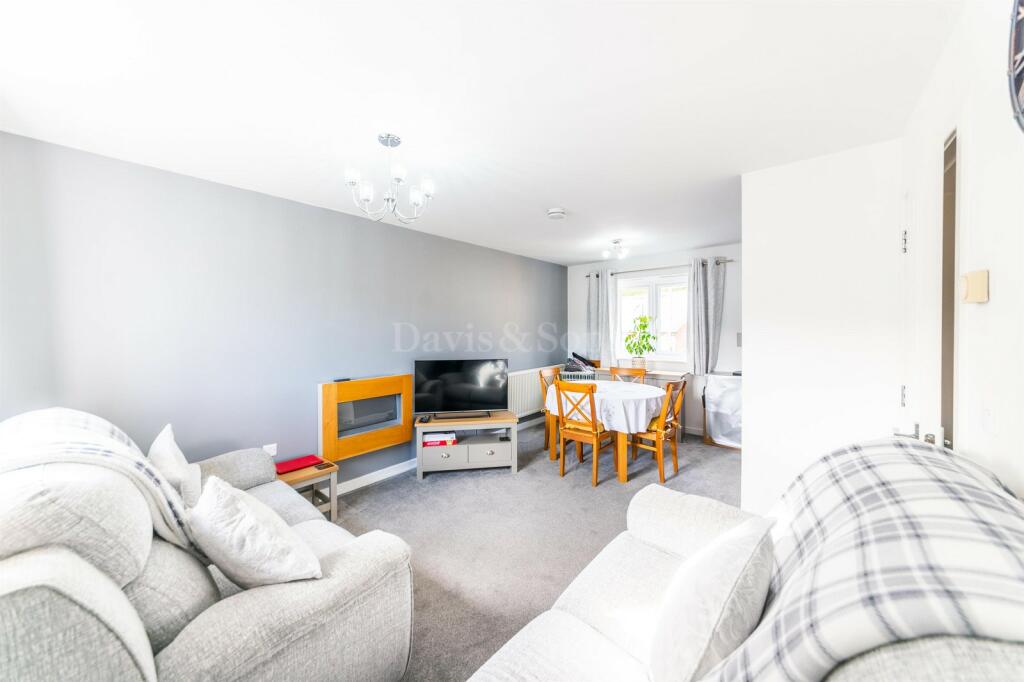 2 bedroom flat for sale in Woodside Drive, Newbridge, Newport. NP11