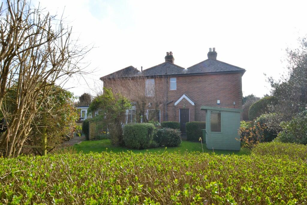 3 bedroom semidetached house for sale in Winford Road, PO36