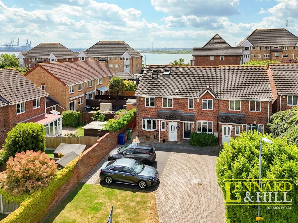 4 bedroom end of terrace house